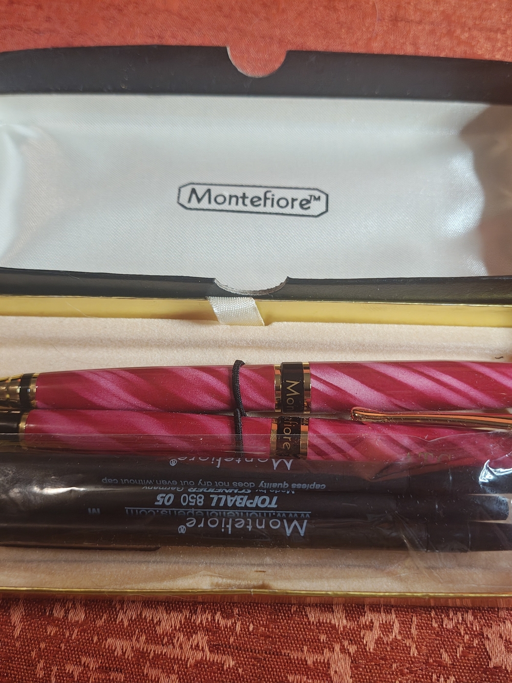 Montefiore Pink Swirl Plastic Pen & Pencil 2Piece Set w/extra ink Box very poor.